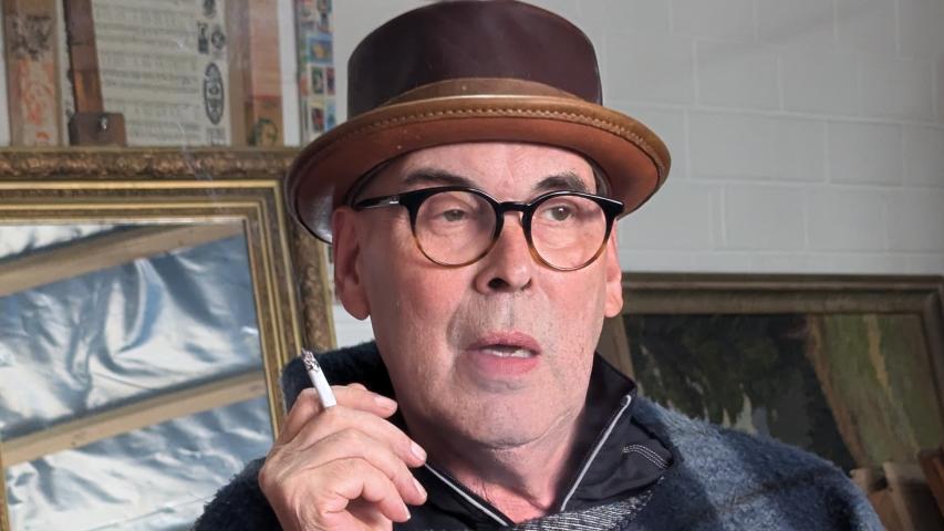 Gregor raucht noch eine Zigarette